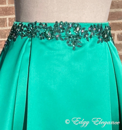 Satin_skirt_green_close_up_33